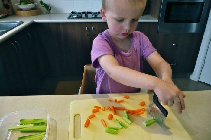 Малыш на кухне: учим резать ножом овощи и фрукты