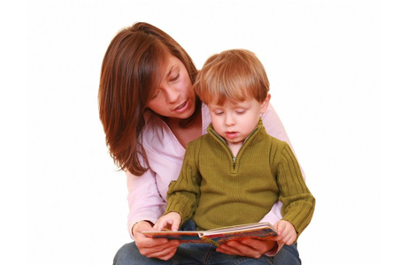 Когда начинать учить ребенка читать