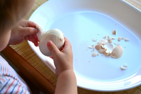 как научить ребенка чистить яйца