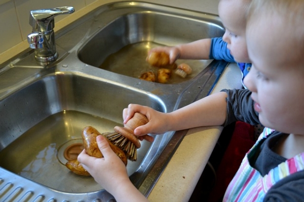 как научить ребенка мыть овощи