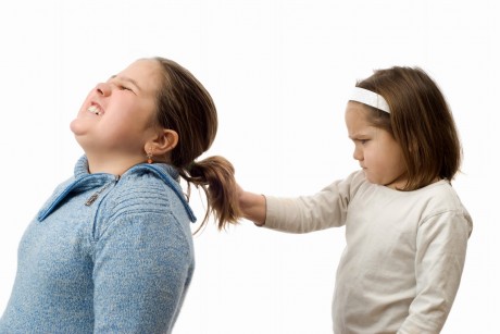Ребенок обижает и проявляет агрессию к другим детям