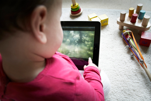iPad в руках ребенка: защита и развивающие игры