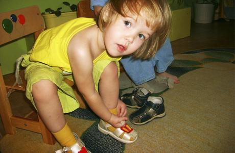 Справиться с различными завязками и шнуровками малышу еще сложно