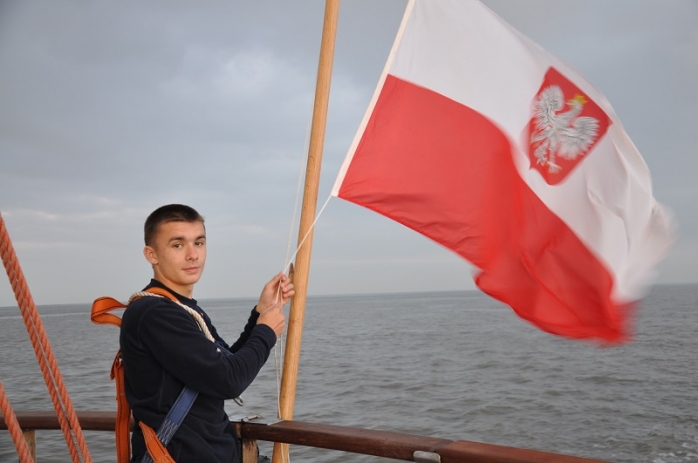 Евгении Соснин, из второи вахты, поднимает польскии флаг на бандере.jpg